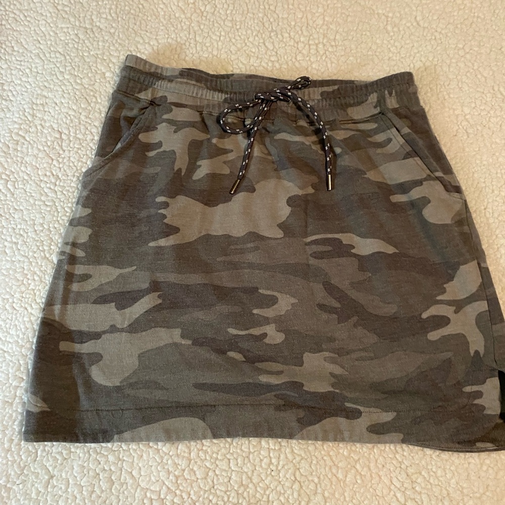 Maurice’s  Gray  camo Knit skirt size medium